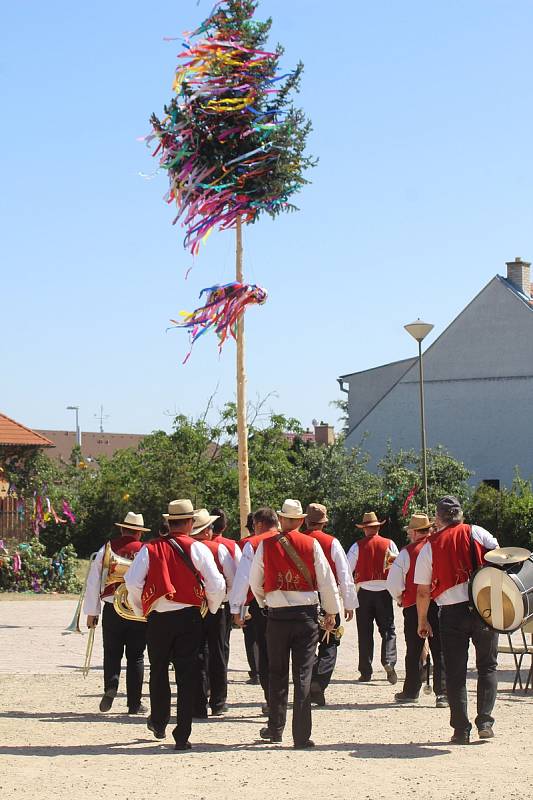 Nedělní dopoledne patřilo ve Višňovém zvaní na tradiční pouť.