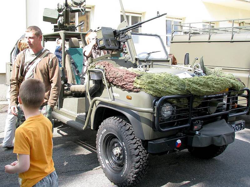 Vyzbrojený terénní automobil lákal kluky i jejich tatínky.