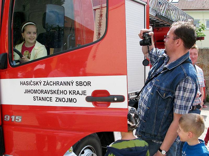 Fotka na památku. Také hasiči nabídli dětem k prohlídce svoji techniku. 