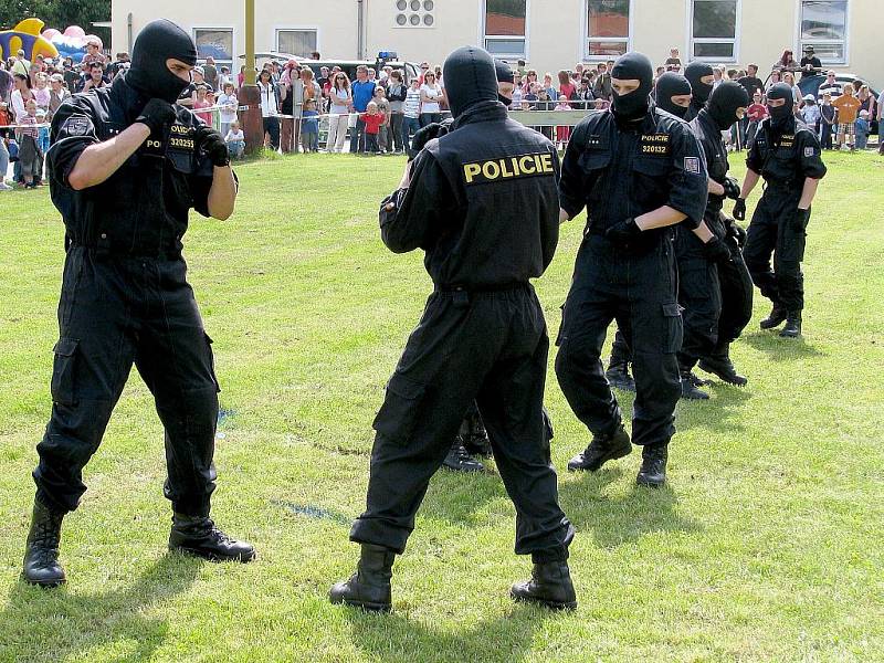 Stovky diváků přihlížely nevšední ukázce bojového výcviku policejních specialistů