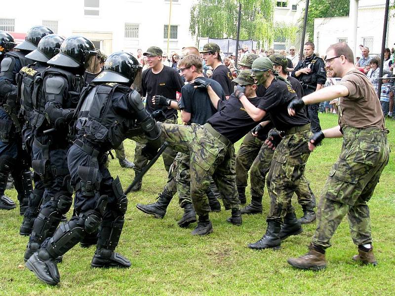 Vrcholem ukázek byl zásah policejních těžkooděnců proti výtržníkům.