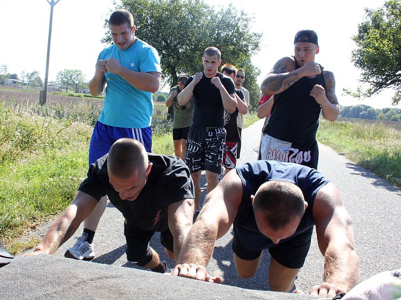 Znojemský oddíl Valetudo RK Znojmo uspořádal soustředění borců, kteří se zajímají o sport nazývaný zkratkou MMA. Je složena z anglického Mixed Martial Arts, což v překladu znamená smíšená bojová umění. 