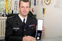 Nadporučík Robert Pešek získal z rukou policejního prezidenta medaili za zásluhy o bezpečnost.