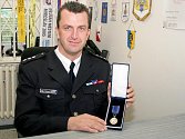 Nadporučík Robert Pešek získal z rukou policejního prezidenta medaili za zásluhy o bezpečnost.