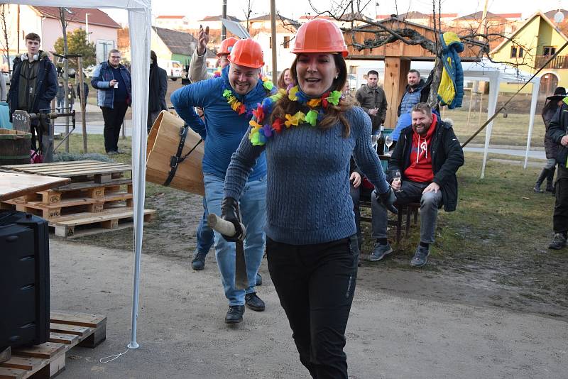 Sobota byla v Novém Šaldorfu na Znojemsku ve znamení dalšího ročníku recesistické akce Kopání písku pro Vídeň.