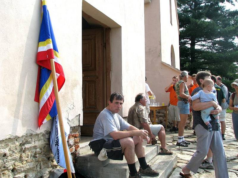 Při pouti z Vranova nad Dyjí na Velehrad se poutníci zastavili v žerotickém kostele. 