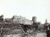 Snímek zachycuje původní opevnění Znojma ve středověku. V popředí je Psí věž, v pozadí pak Vlkova věž.