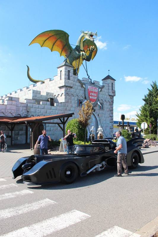 Rakouský podnikatel Ronald Seunig si pořídil auto z filmové série o superhrdinovi Batmanovi. Vystaveno bude na Hatích v chystaném muzeu jukeboxů a flipperů s tematikou superhrdinů.