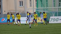 První dějství skončilo pro hráče 1. SC (v bílém) i Fastavu 1:1. Vítězný gól na 2:1 pro Znojmo vstřelil Moravec.