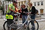 Michal Řiháček jezdí po Znojma na elektrokole a sám hledá turisty, kterým by mohl pomoci. 