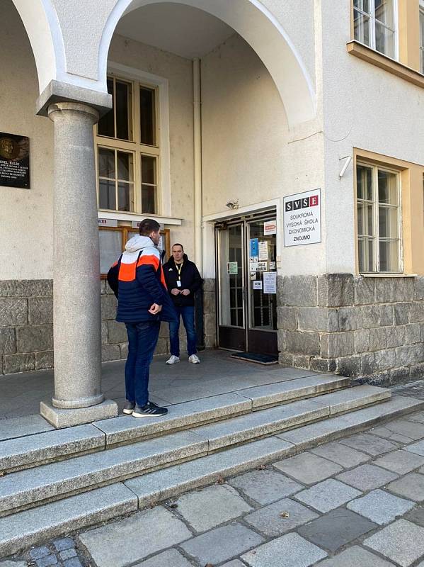 Zhruba stovka lidí, prchajících před válkou na Ukrajině najde dočasné útočiště v prostorách Soukromé vysoké školy ekonomické na Loucké ulici ve Znojmě.