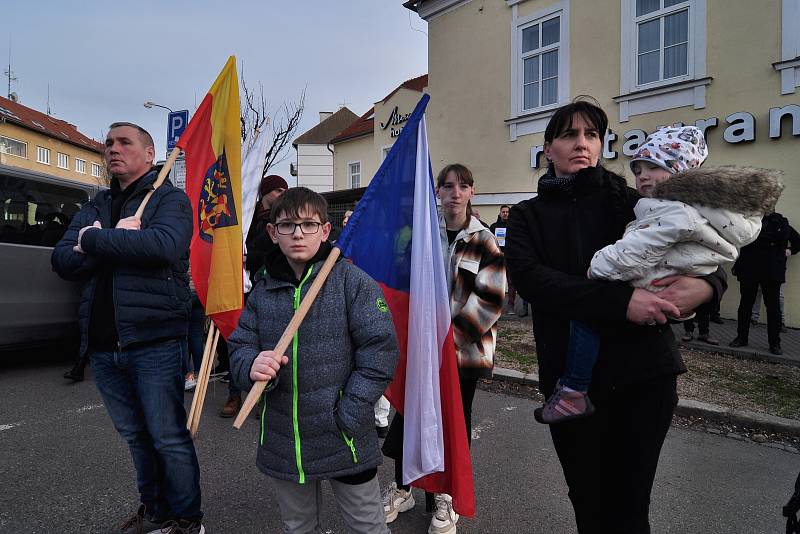 Protest proti válce dali najevo obyvatelé Znojma. Sochu rudoarmějce na Mariánském náměstí zahalili do barev Ukrajiny.