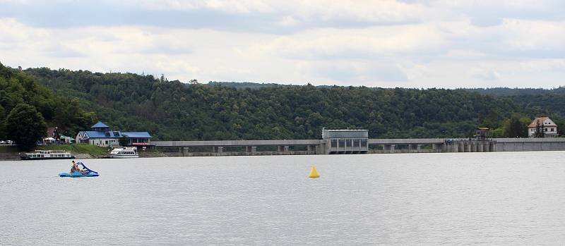 Z pláže vranovské přehrady zmizel plot, který léta znemožňoval zákonnou podmínku volného přístupu k vodě.