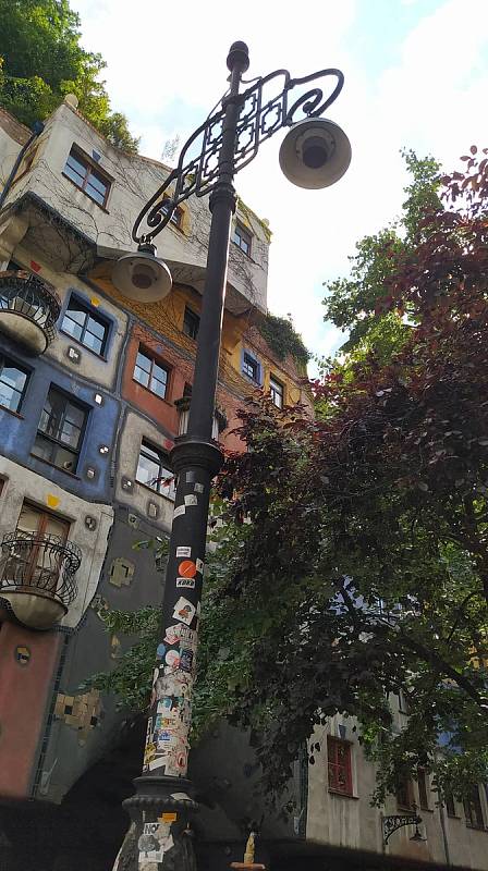 Z letního výletu do Vídně.U Hundertwasserova domu.