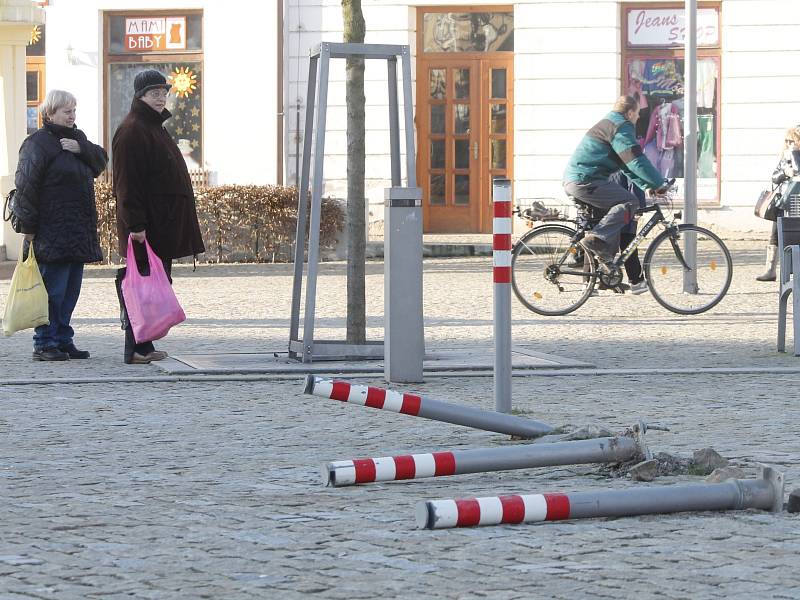 Na Komenského náměstí leží již několik dní tyče, které mají usměrňovat provoz. Patrně do nich narazilo auto.