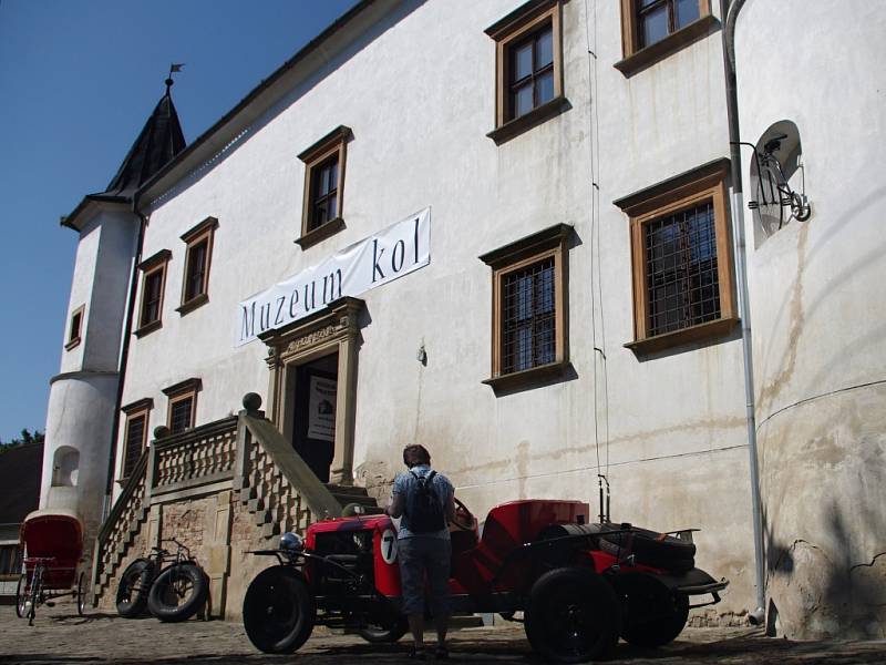 První desítky návštěvníků si o první červnovém víkendu prohlédly nově otevřené Muzeum kol v zámečku v Boskovštejně.