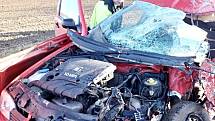 Pondělní dopolední nehoda u Břežan skončila tragicky. Řidička osobního auta zemřela. 