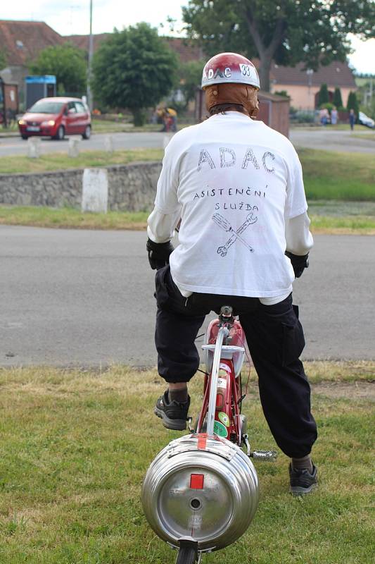 V Rozkoši se o víkendu sešly desítky majitelů mopedů.