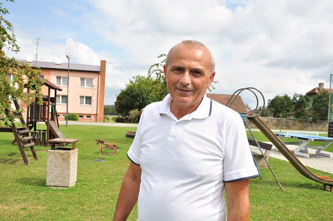 Starostou městyse Vratěnín na Znojemsku se Martin Kincl (na snímku)  stal poprvé v roce 1990, v čele obce vytrval dodnes a kandiduje i ve svých 65 letech znovu.