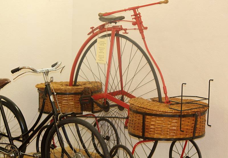 Výstavu organizuje znojemský CykloKlub Kučera. Exponáty zapůjčilo Muzeum kol v Boskovštejně, Muzeum motorismu ve Znojmě a sběratel Ivan Křivánek.