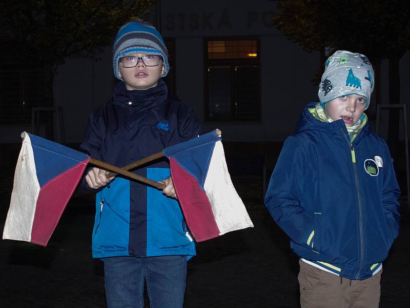 Třicet let svobody si v neděli v podvečer ve Znojmě připomělo na tisíc účastníků shromáždění na Komenského náměstí.