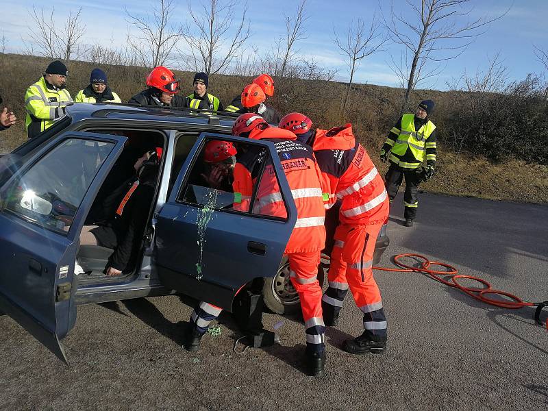 K simulované dopravní nehodě využili záchranáři léta nevyužívanou část stavby budoucího obchvatu Znojma.