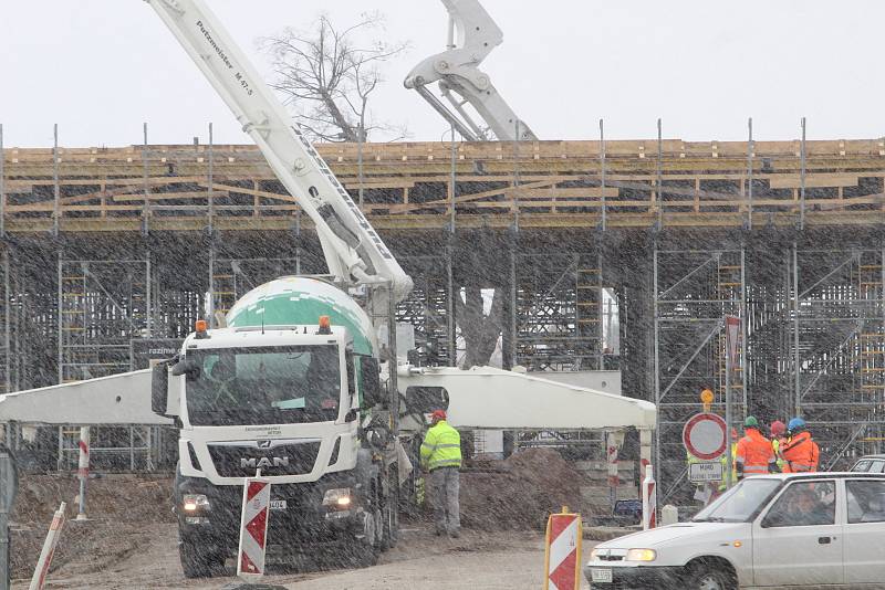 Dělníci 12. února 2019 betonují budoucí most na části stavby obchvatu Znojma u Přímětic.