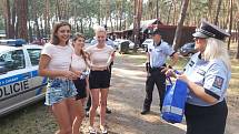 O víkendu policisté vyrazili v rámci preventivně bezpečnostní akce Bezpečně u vody do kempů a na pláže v okolí Máchova jezera.
