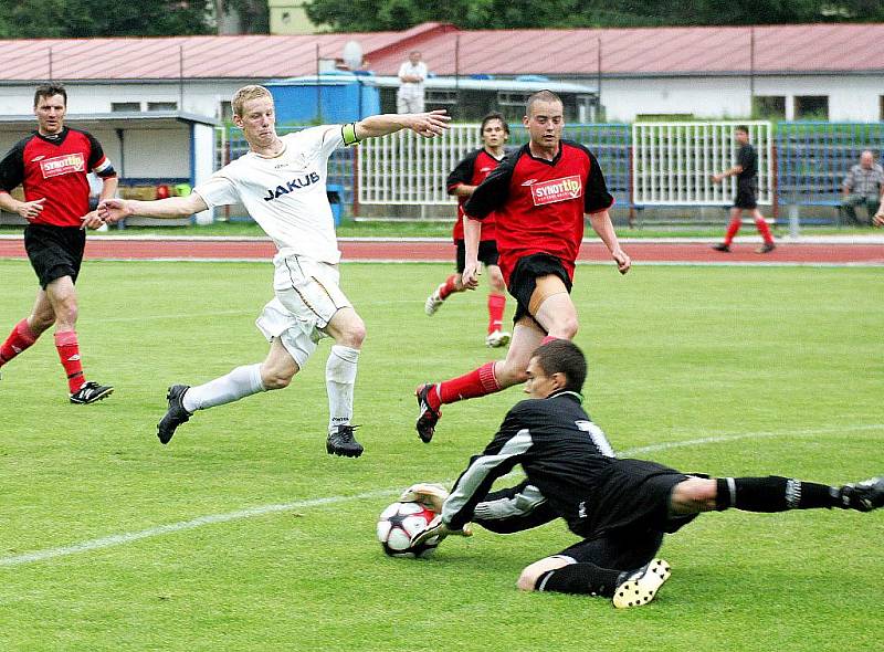 Fotbalisté rezervy českolipského Arsenalu potvrdili první místo v tabulce krajské I. A třídy výhrou 3:0 nad Mimoní. Gólman Michálek za asistence Švehly a Konopiského zachraňuje před Kaňkovským.