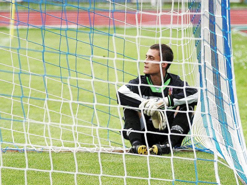 Fotbalisté rezervy českolipského Arsenalu potvrdili první místo v tabulce krajské I. A třídy výhrou 3:0 nad Mimoní. Gólman Michálek zpytuje svědomí po dalekonosné střele Broschinského, která skončila za jeho zády.