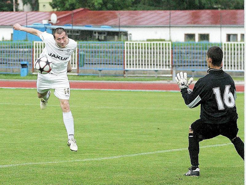 Fotbalisté rezervy českolipského Arsenalu potvrdili první místo v tabulce krajské I. A třídy výhrou 3:0 nad Mimoní.  Hlavička Cimpla skončila vedle branky Michálka.