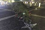 Vánoční strom v Lípě se kvůli silnému větru skácel ve čtvrtek kolem půl desáté večer.