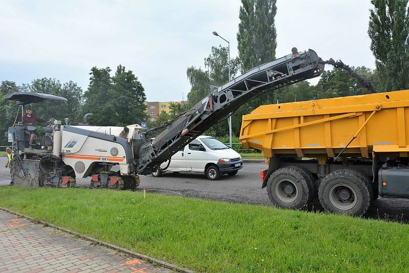 Dopravu kolem celého středu České Lípy řídí semafory stavbařů.