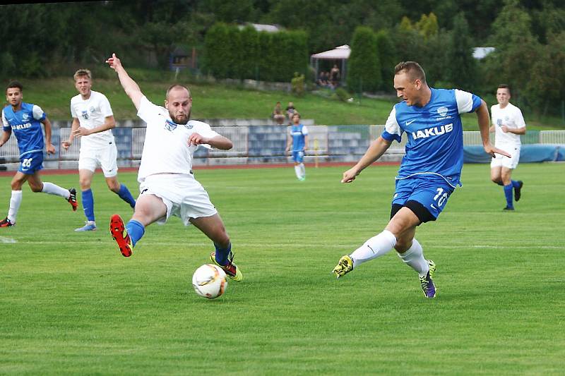 Bartoš (Frýdlant - v bílém) se snaží zblokovat střelu Hodače.