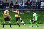 Holany - Kamenice 1:2 (1:0). Sýkora se snaží obejít kamenického Serdela (v zeleném).