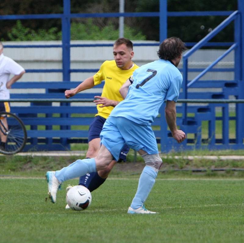 Fotbalisté českolipské Lokomotivy (žluté dresy) doma porazili Dubnici 5:3.