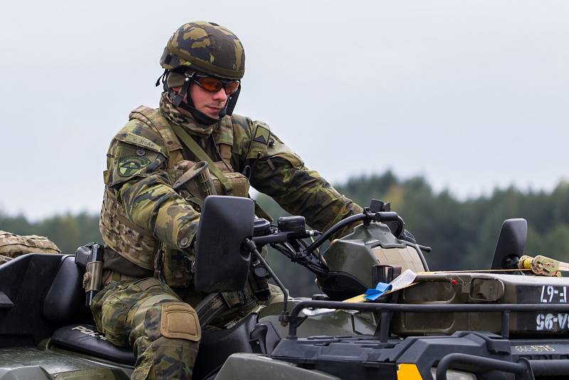 Zhruba 300 českých a amerických vojáků nacvičovalo  28. dubna dobytí letiště Hradčany ve vojenském prostoru Ralsko na Českolipsku v rámci dvoudenního cvičení Saber Junction 2017. Cílem cvičení bylo natrénovat postupy i spolupráci s americkými jednotkami.