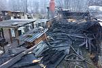 Požár poničil sklad dřevního materiálu ve Velenicích.