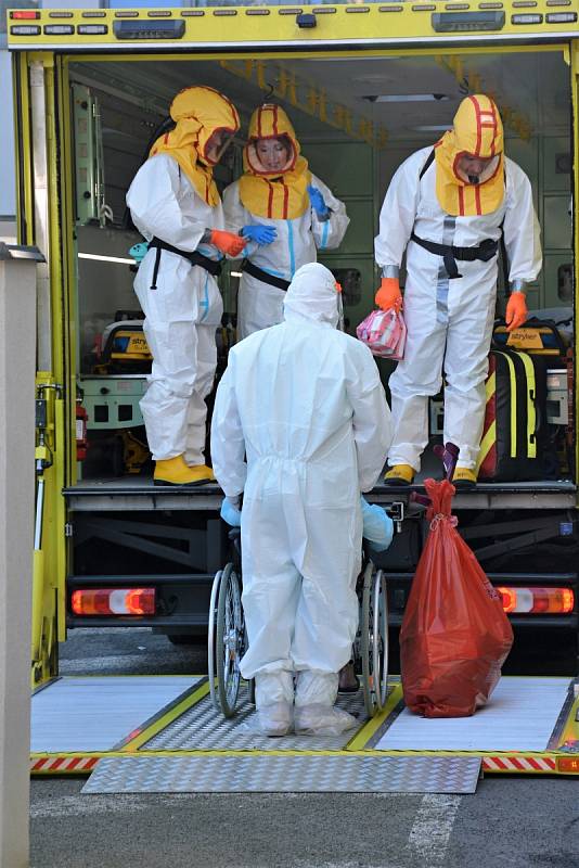 Velkokapacitní sanitka Zdravotnické záchranné služby hlavního města Prahy zvaná Fénix si přijela pro pět covid pozitivních pacientů do českolipské nemocnice