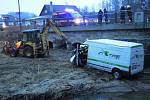 Ford Transit s mladým řidičem spadl v pondělí ze čtyřmetrové výšky do řeky Svitávka v Zákupech.