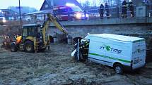 Ford Transit s mladým řidičem spadl v pondělí ze čtyřmetrové výšky do řeky Svitávka v Zákupech.