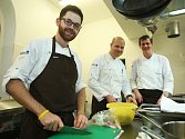 Šéfkuchař Roman Paulus a jeho dva kolegové pro jediný večer vyměnili pražský Alcron za kuchyň restaurace Sladovna ve cvikovském pivovaru, kde připravili speciální menu.