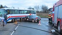 Nehoda autobusu a osobního auta zkomplikovala ve čtvrtek ráno dopravu u Doks.