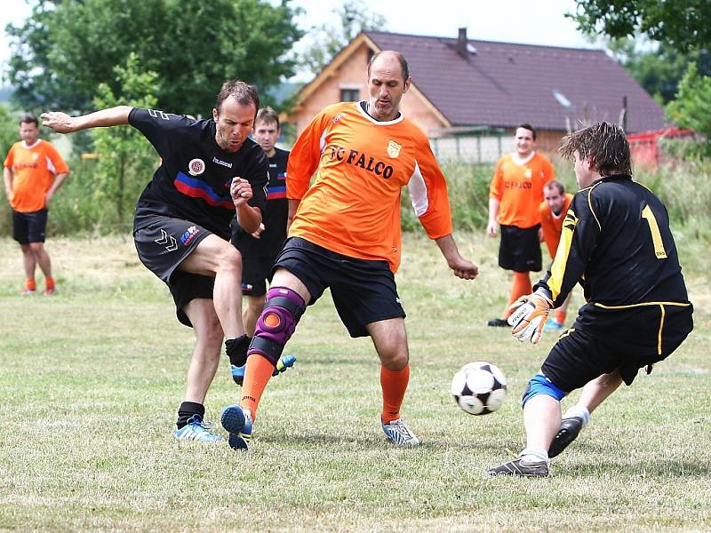 KaVr - Vokurky. Podrazil (KaVr) prostřelil Nešického i gólmana a zvyšuje na 2:1.