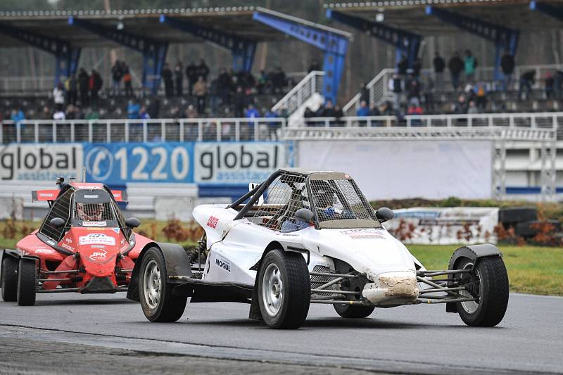 Na autodromu v Sosnové o víkendu probíhal již 16. ročník oblíbené akce Global Assistance Setkání mistrů.