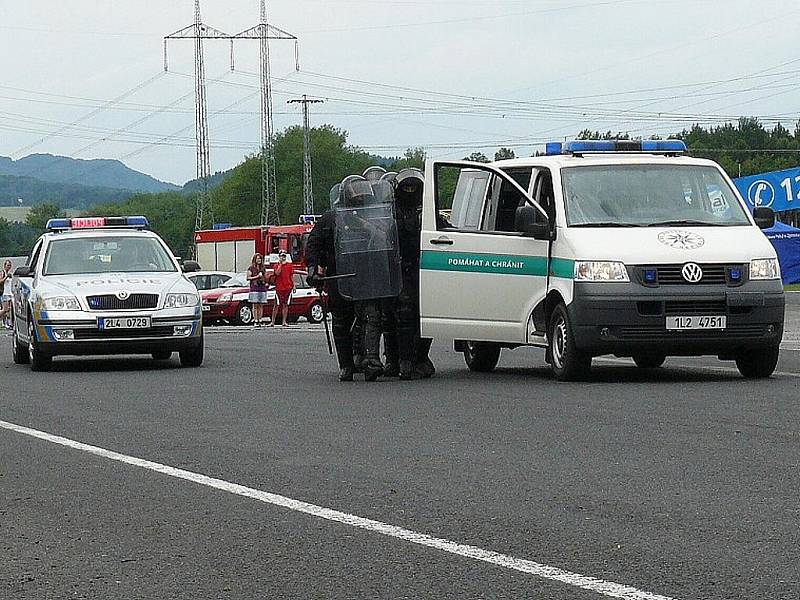 Zásahovou jednotka Policie ČR, psovody, pražskou jízdní policii a další složky integrovaného záchranného systému bylo možné v sobotu vidět na autodromu v Sosnové během devátého ročníku akce Den s policí.