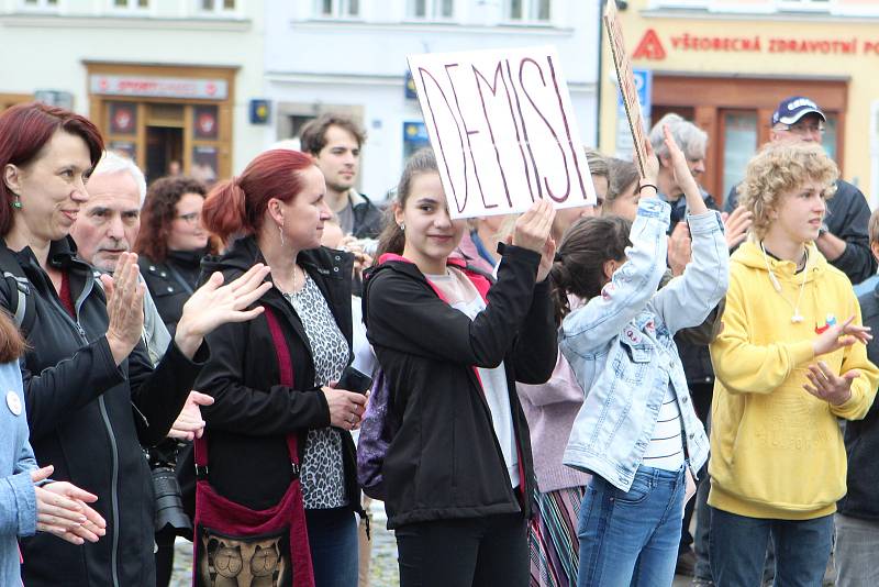 V úterý 28. května proběhlo na náměstí T. G. Masaryka v České Lípě shromáždění pod hlavičkou spolku Milionu chvilek pro demokracii s heslem: MÁME TOHO DOST, CHCEME DEMISI.