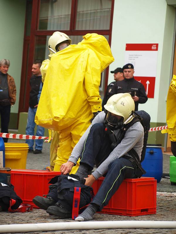 Hasiči a policie krátce po 11. hodině hlavní poštu uzavřeli, částečně evakuovali a povolali na místo speciální chemický tým.