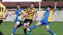 Lokomotiva Česká Lípa - Holany 1:4 (0:2). Českolipská Lokomotiva (žlutomodré dresy) podlehla doma Dynamu Holany 1:4. Třio góly vítězů vstřelil Daniel Kýček.