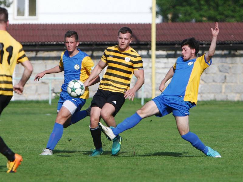 Lokomotiva Česká Lípa - Holany 1:4 (0:2). Českolipská Lokomotiva (žlutomodré dresy) podlehla doma Dynamu Holany 1:4. Třio góly vítězů vstřelil Daniel Kýček.